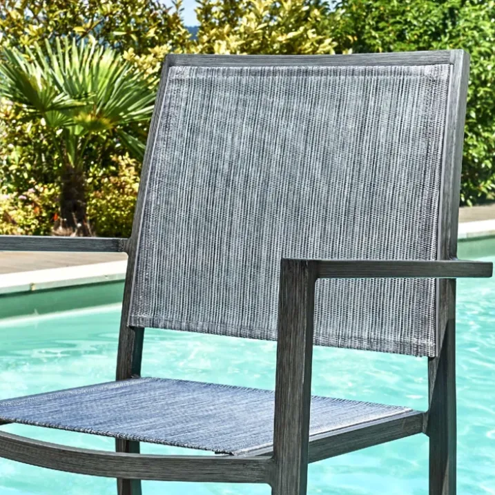Fauteuil empilable en finition teck recyclé