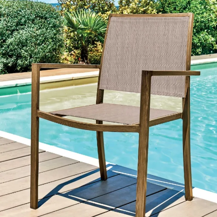 Fauteuil empilable en finition teck recyclé