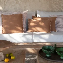 Housse de coussin brodée avec motifs en croix
