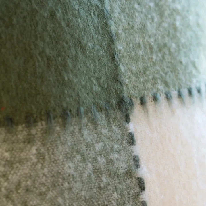 Housse de coussin à carreaux aspect mohair