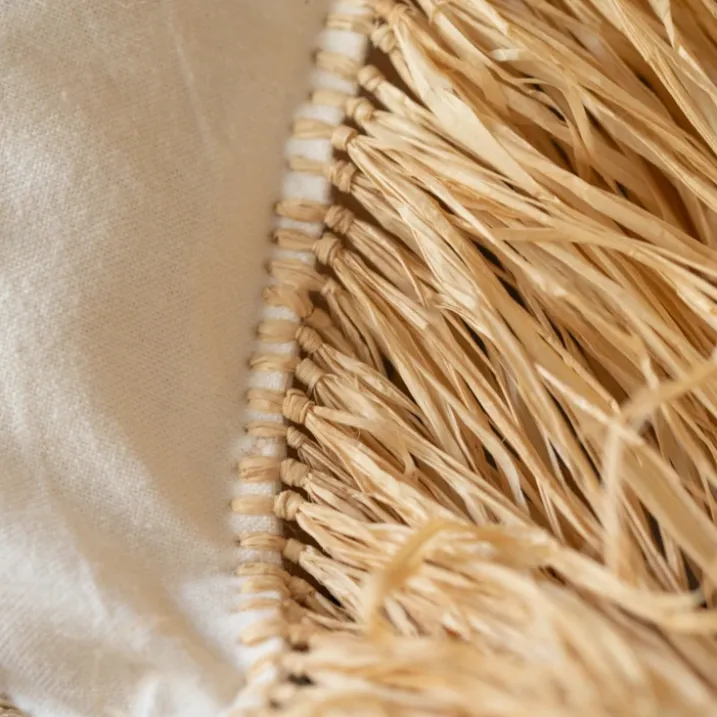 Housse de coussin déco avec franges en raphia