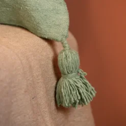 Housse de coussin en laine à pompons