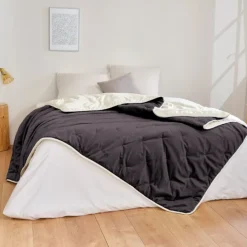 Jeté de lit réversible en velours et microfibre