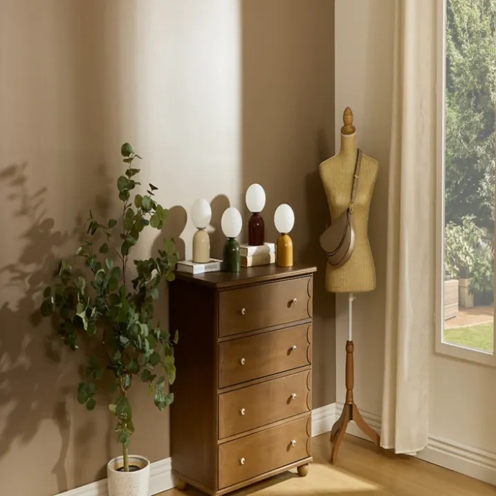 Lampe à poser avec globe opalin et base en acier