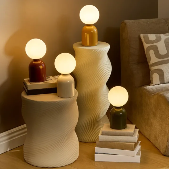Lampe à poser avec globe opalin et base en acier