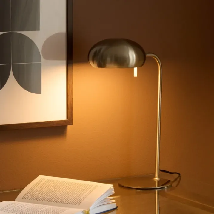Lampe à poser en métal avec abat-jour arrondi