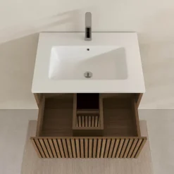 Meuble de salle de bain suspendu avec façade crantée et vasque encastrée