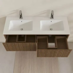 Meuble de salle de bain suspendu avec façade crantée et vasque encastrée