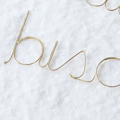Mot fil de laiton doré "BISOU"