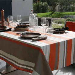 Nappe plastifiée à rayures extérieure