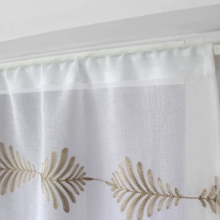 Paire de petits vitrages brodés feuillage