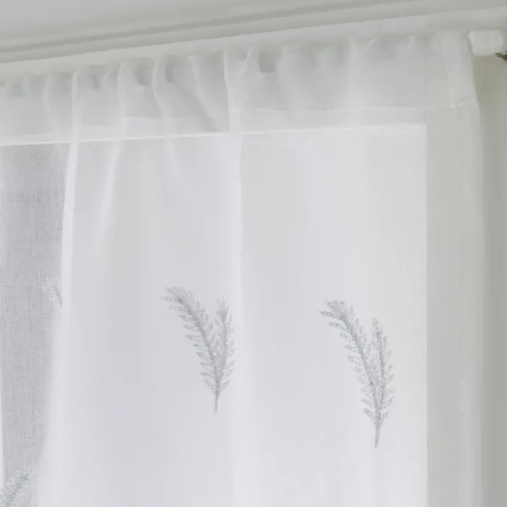 Paire de petits voilages aux broderies bicolores