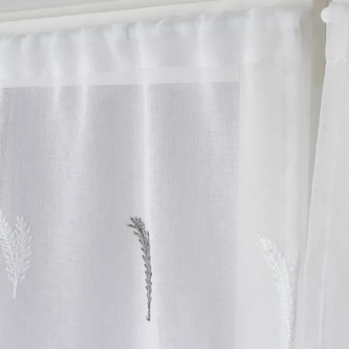 Paire de petits voilages aux broderies bicolores