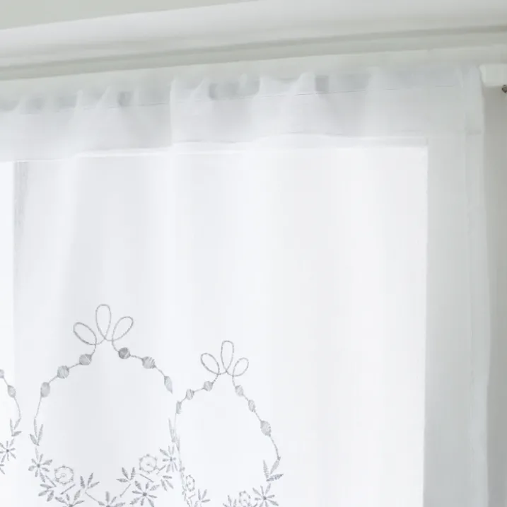 Paire de petits voilages ornée de broderies