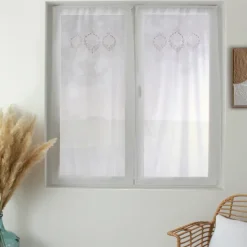 Paire de petits voilages ornée de broderies