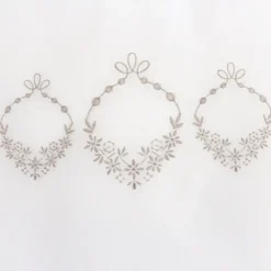 Paire de petits voilages ornée de broderies