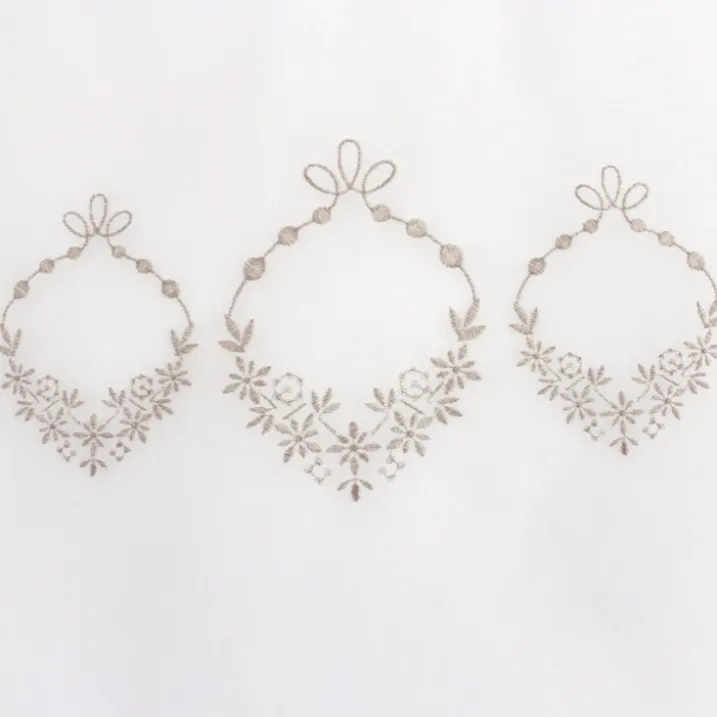 Paire de petits voilages ornée de broderies
