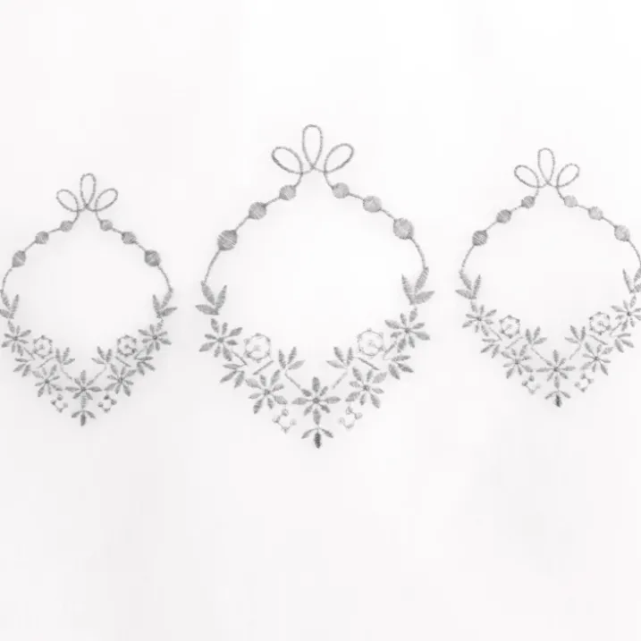 Paire de petits voilages ornée de broderies