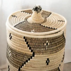 Panier à linge motifs ethniques en fibres naturelles
