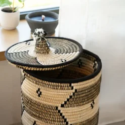Panier à linge motifs ethniques en fibres naturelles