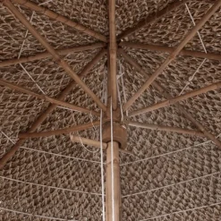 Parasol en bambou avec toit en feuilles de bananier