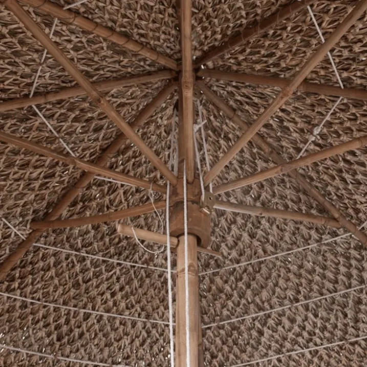 Parasol en bambou avec toit en feuilles de bananier