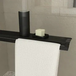 Paroi de douche avec porte-serviette et étagère