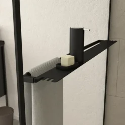 Paroi de douche avec porte-serviette et étagère