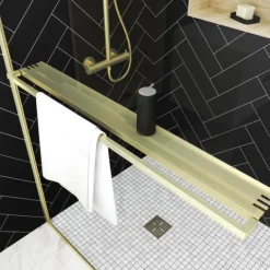 Paroi de douche à l’italienne avec étagère et porte-serviette