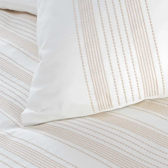 Parure de lit en coton motif broderies fines