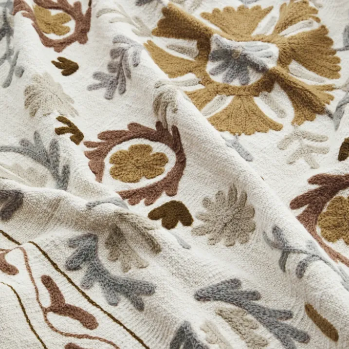 Plaid en coton brodé à motifs floraux