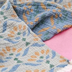Plaid en gaze de coton lavée à motif végétal