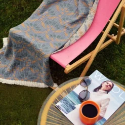 Plaid en gaze de coton lavée à motif végétal