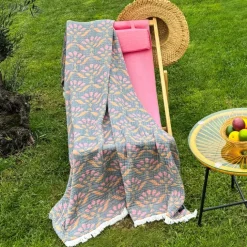 Plaid en gaze de coton lavée à motif végétal