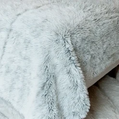 Plaid ou jeté de lit Imitation Fourrure Doux