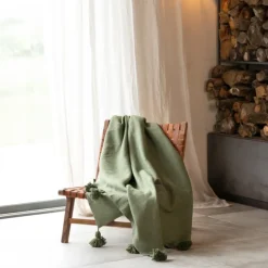 Plaid ou jeté de lit laine à pompons