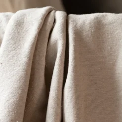 Plaid ou jeté de lit laine à pompons