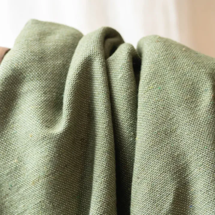 Plaid ou jeté de lit laine à pompons