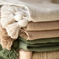 Plaid ou jeté de lit laine à pompons