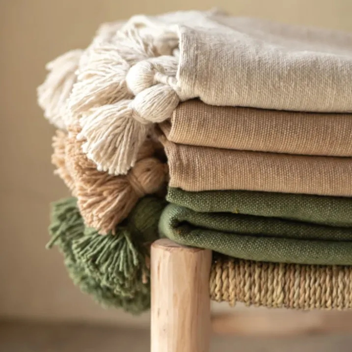 Plaid ou jeté de lit laine à pompons