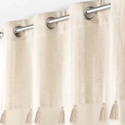 Rideau à œillets avec top métallisé et pompons