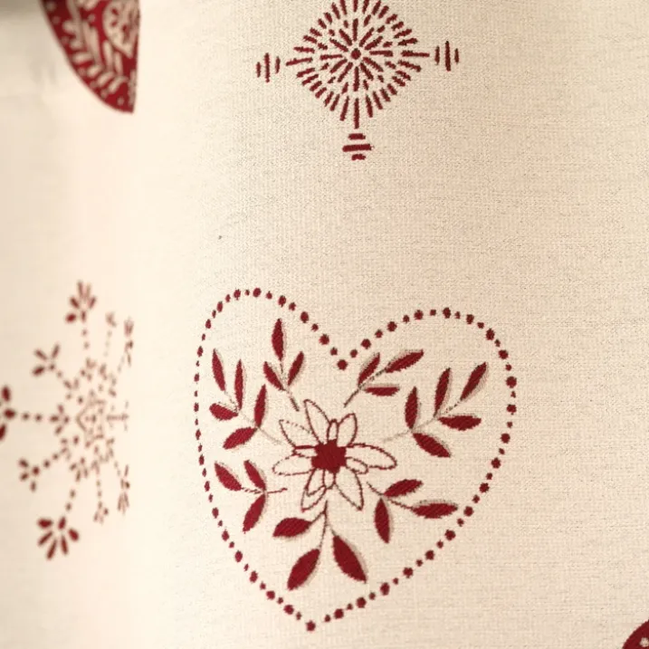 Rideau jacquard d’ameublement avec motifs chalets et cœurs