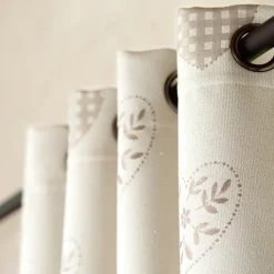 Rideau jacquard à œillets avec motif cœur