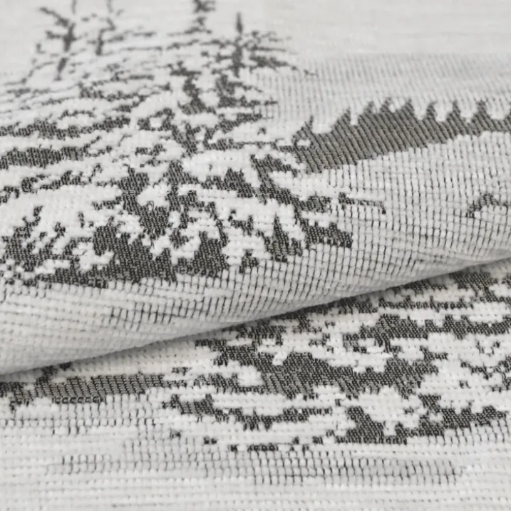 Rideau montagne sapins enneigés