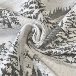 Rideau montagne sapins enneigés