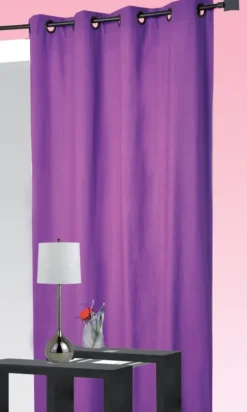 Rideau rouge à œillets