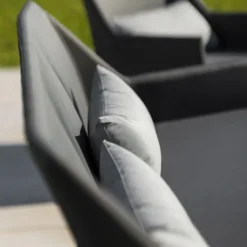 Salon détente avec table en imitation marbre