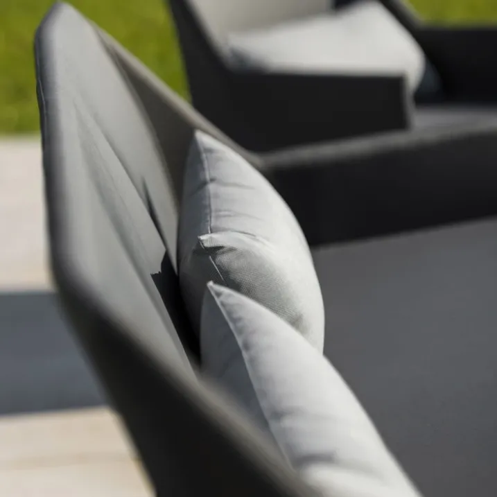 Salon détente avec table en imitation marbre