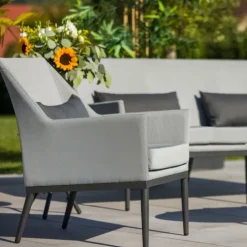Salon détente avec table en imitation marbre