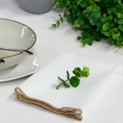 Serviette de table unie et bourdonnée